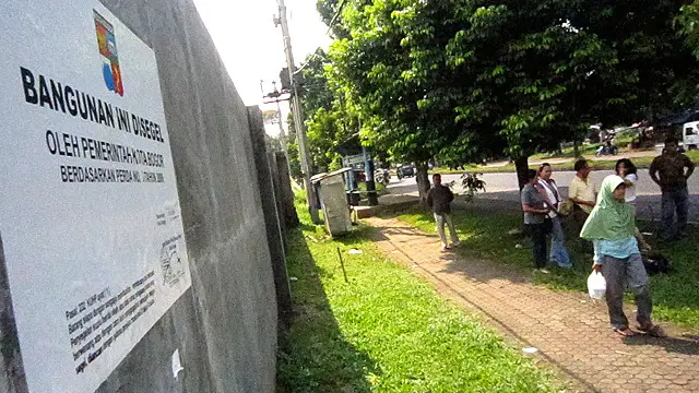 Sejak 2008, jemaah Gereja Yasmin tidak dapat beribadah di gerejanya, karena pemerintah kota Bogor membekukan izin pendiriannya, walaupun pihak gereja menyatakan IMB sudah dikeluarkan dua tahun sebelumnya.