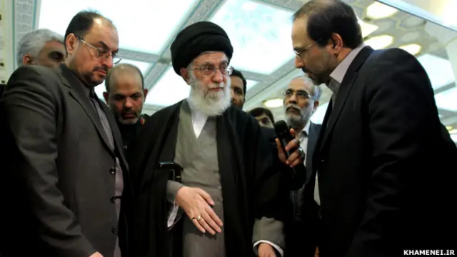 وحید حقانیان (سمت چپ) مشاور اجرایی رهبر ایران و حسین محمدی (نفر دوم از راست) بازوی فرهنگی-خبری آیتالله خامنهای