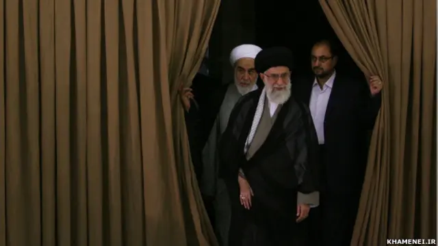 وحید حقانیان و محمد محمدی گلپایگانی پشت سر رهبر ایران