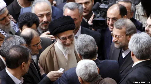 حسین جباری (با ضبط صوت)، وحید حقانیان و علی لاریجانی در عکس دیده میشوند