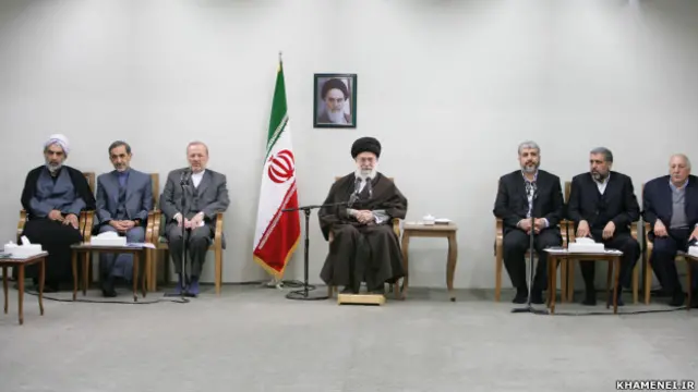 محسن قمی (نفر اول از چپ) معاون ارتباطات بینالملل دفتر رهبر ایران در کنار علی اکبر ولایتی، مشاور امور بین المللی و منوچهر متکی، وزیر سابق امور خارجه ایران