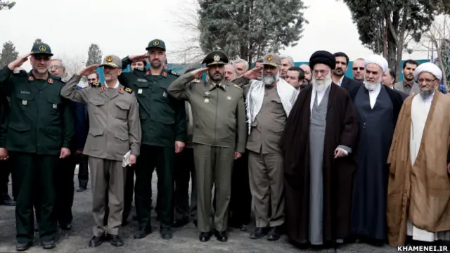 محمد شیرازی (نفر دوم از چپ) رابطه میان رهبر ایران و فرماندهان ارشد نظامی را تنظیم میکند