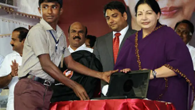 மாணவருக்கு இலவச மடிக்கணி வழங்குகிறார் முதல்வர் ஜெயலலிதா.