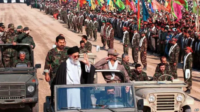 محمد شیرازی در کنار رهبر ایران در بازدید از قوای نظامی