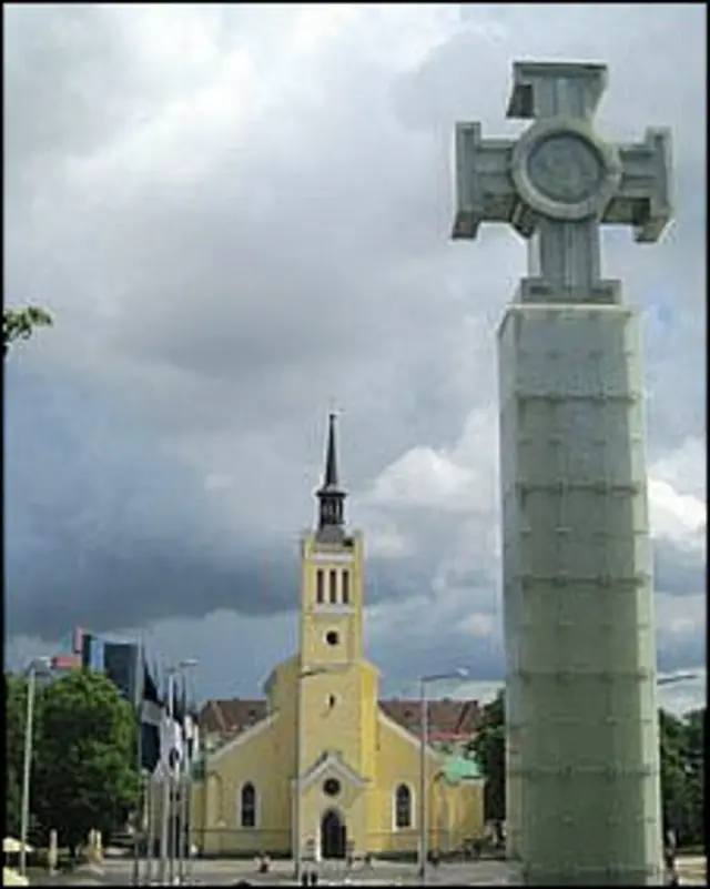 Мустақиллик ёдгорлиги черков рўпарасида барпо этилган