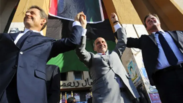 Tổng thống Pháp (trái), tân lãnh đạo Libya (giữa) và Thủ tướng Anh Cameron (phải)