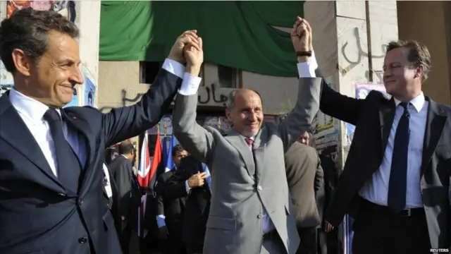 Kedua pemimpin kemudian tiba di Benghazi, kota basis pasukan anti Gaddafi. Kepada kerumunan massa Cameron mengatakan mereka telah menunjukan "keberanian singa'' dalam menggulingkan Gaddafi.