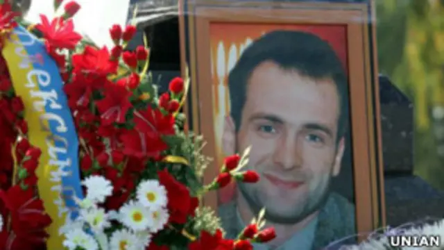 Фотография в рамке Георгия Гонгадзе и венок