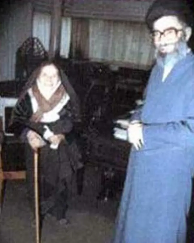 علی خامنه‌ای در کنار مادرش، خدیجه میردامادی