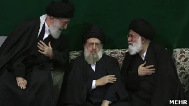 محمد خامنه ای (وسط) در کنار برادرش آیت الله خامنه‌ای