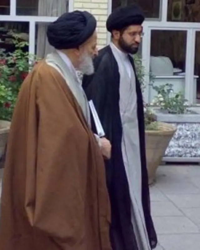 مسعود خامنه‌ای در کنار پدر همسر خود محسن خرازی