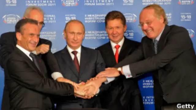 Thủ tướng Nga Putin (giữa) và các đối tác