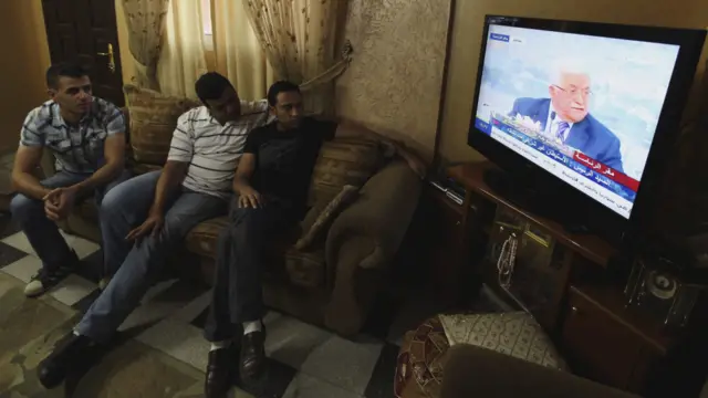 Warga Palestina menyaksikan siaran langsung pidato Abbas
