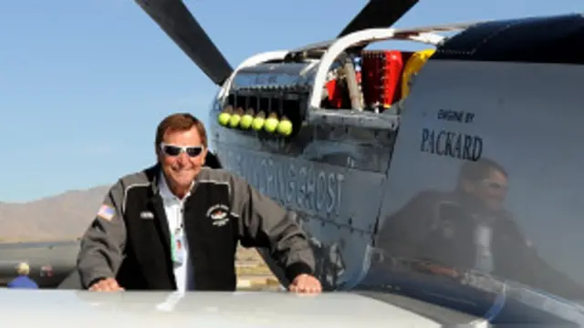 Mendiang pilot Jimmy Lewaard bersama pesawat P-15 Mustang, sebelum kecelakaan yang menewaskannya. 