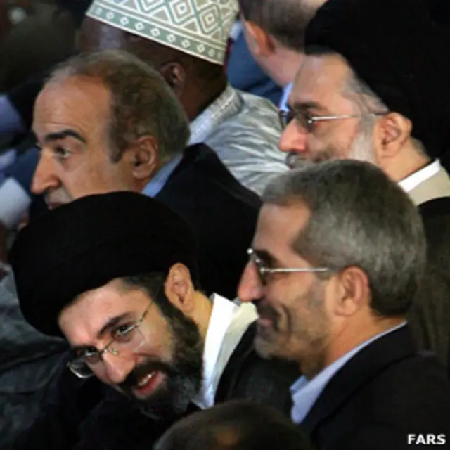 مصطفی (بالا راست) و مجتبی، پسران اول و دوم آیت‌الله خامنه‌ای