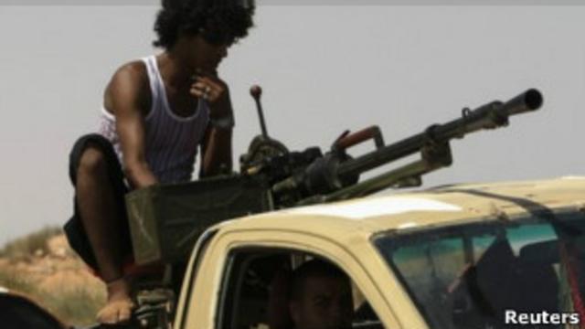 Fuerzas anti Gadafi avanzan hacia Sirte