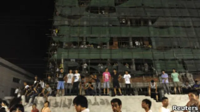 Warga menyerbu perusahaan panel surya yang dianggap mencemari sungai.