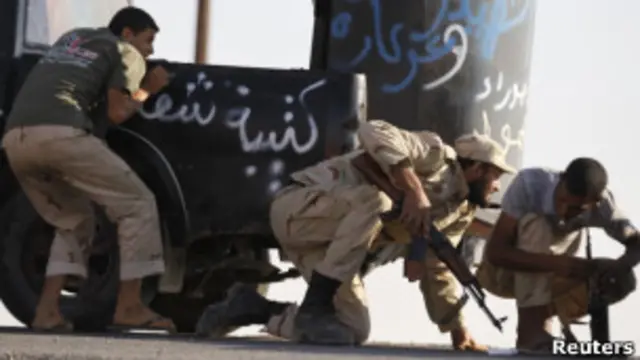 Противники Каддафи ведут бои около Бени-Валида