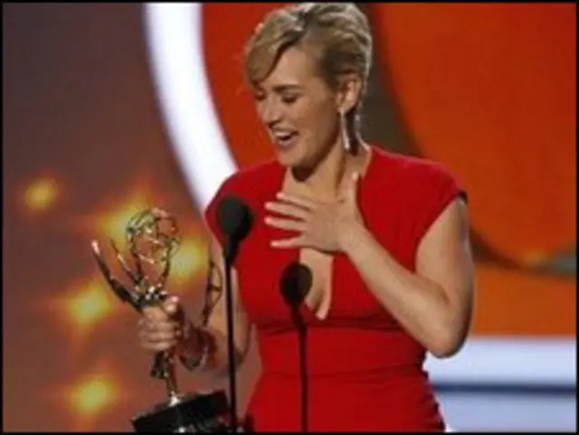 温斯莱特在艾美奖颁奖仪式上领奖