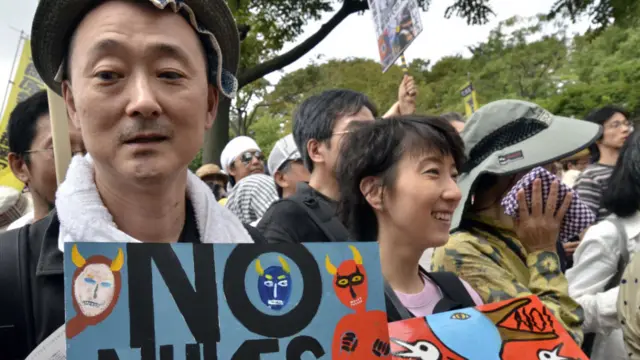 Peserta unjuk rasa di Jepang membawa poster No Nukes