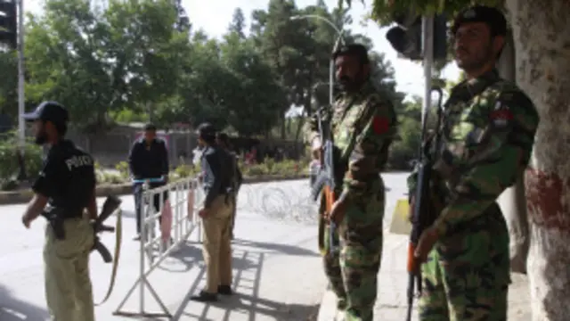 قانون نافذ کرنے والے اداروں نے مشتعل افراد کو علمدار روڈ جانے سے روکنے کے لیے آنسو گیس کا استعمال کیا اور ہوائی فائرنگ بھی کی