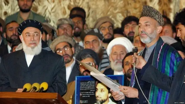 حامد کرزی در حال اعطای درجه دکترا به آقای ربانی در زمان دولت موقت افغانستان در ۲۱ دسامبر ۲۰۰۱ در کابل.