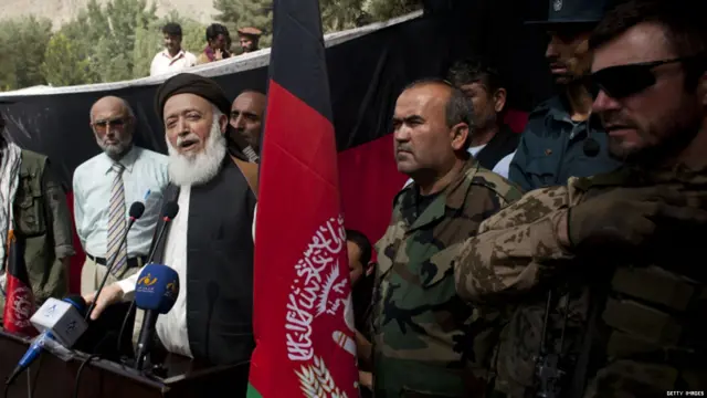 آقای ربانی در حال سخنرانی در بدخشان در مراسمی که تعدادی از اعضای طالبان خود را به مقامات تسلیم کردند.