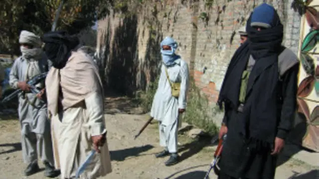 کبھی کبھی شدت پسند کسی علاقے میں رات کی تاریکی میں پمفلٹ دکانوں میں ڈال جاتے ہیں یا دیواروں پر چسپاں کر جاتے ہیں