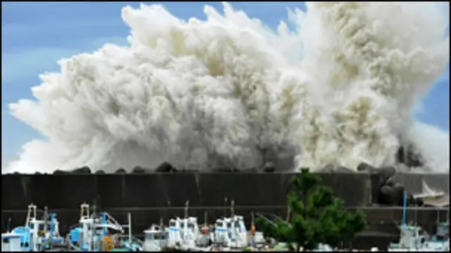 Ombak besar di Udono