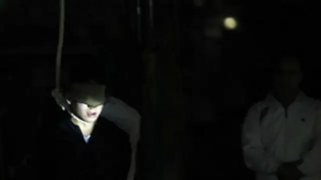 مخکې هم په کندهار کې ځينې پولیس او د ملي اردو یو شمېر سرتېري له یونیفورم د ناوړه ګټې اخیستو په تور علني محاکمه شوې وو.