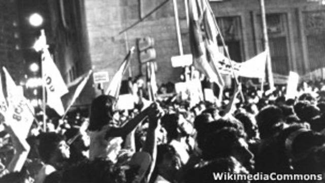 Protesto durante a ditadura brasileira, em foto de arquivo (Wikicommons)