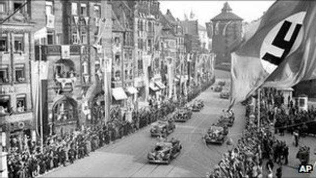 Кортеж машин во время нацистского парада