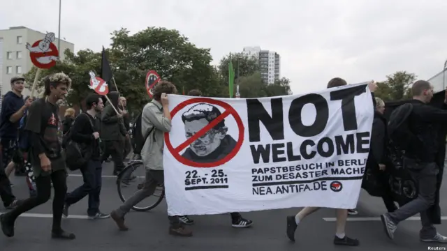 Pengunjuk rasa anti kedatangan Paus Benekditus XVI