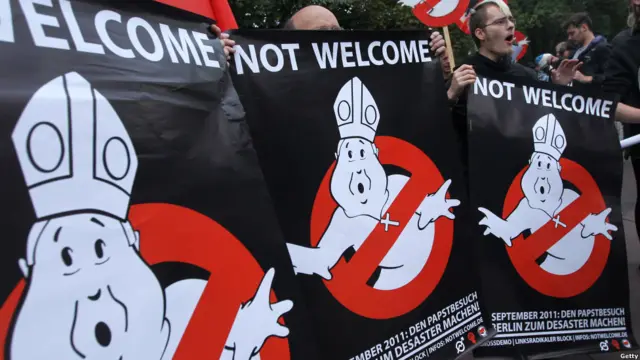Pengunjuk rasa anti kedatangan Paus Benekditus XVI