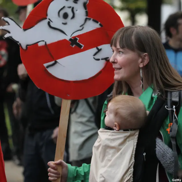 Seorang ibu yang menentang kedatangan Paus Benekditus XVI