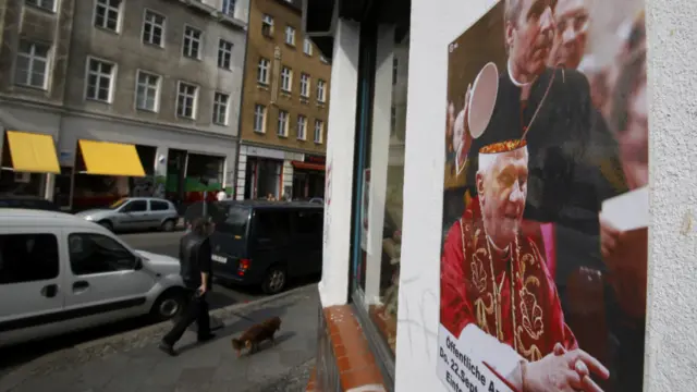 Poster anti kunjungan Paus ke Jerman