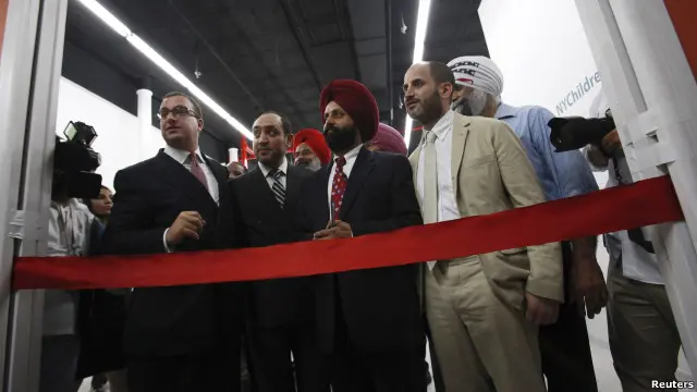  يو برتانوى مسلمان شريف الجمال او يو سک رانا سودي چې د ستمبر له بريدونو وروسته يې يو ورور وژل شوى برتانيا کې د يو اسلامي مرکز پرانستلو کې برخه لري