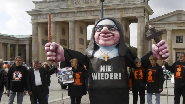 Protes menentang kedatangan Paus