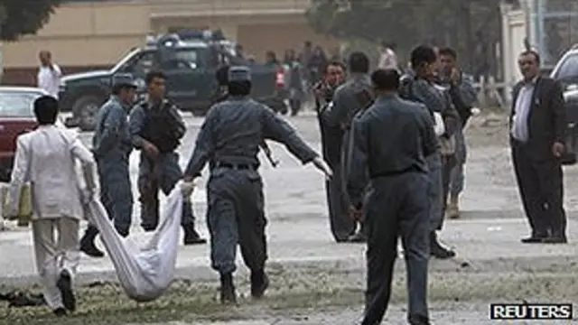 Policía afgana carga un cuerpo tras un atentado en Kabul