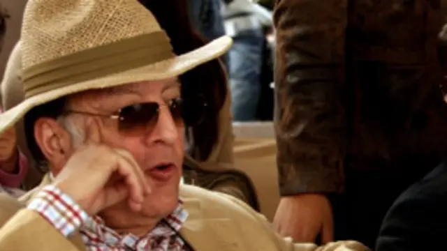 سیف اپنے والد پر بننے والی اس فلم کے لیے آج کل مصنف کی تلاش میں ہیں