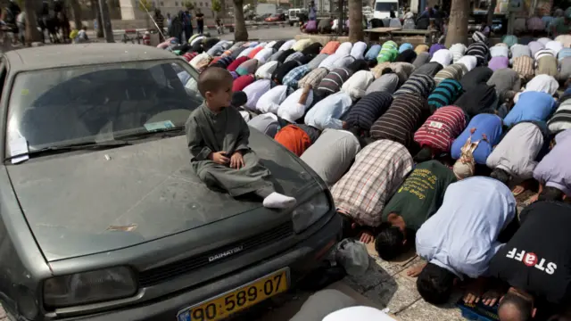 Warga Palestina salat Jumat di tempat terbuka di Kota Tua Yerusalem