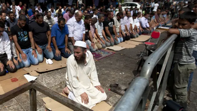 Warga Palestina salat Jumat di Kota Tua Yerusalem
