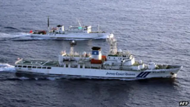 日本海上保安廳巡邏船與中國漁政巡邏船在釣魚島附近海域（24/08/2011，資料照片）