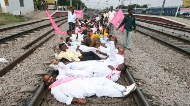 पृथक तेलंगाना राज्य की माँग कर रहे प्रदर्शनकारी.