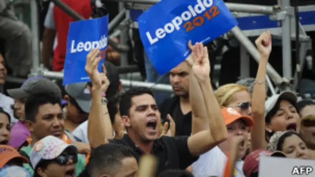 انتخابات مقدماتی سال گذشته حاکی از آن بود که رای دهندگان به طور مساوی میان آقای چاوز و مخالفانش تقسیم شده اند