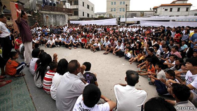 廣東陸豐烏坎村村民聚集抗議徵地不公問題（24/9/2011）