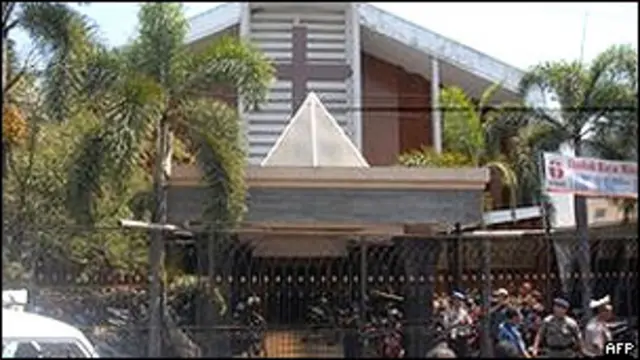 На месте взрыва в Индонезии