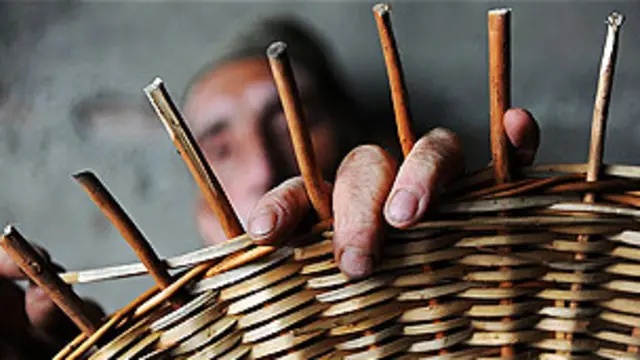 هند کې داسې ژبې هم شته چې اوس له منځه تللې، لکه (بو)، (انکاري) او (کوهاټي).