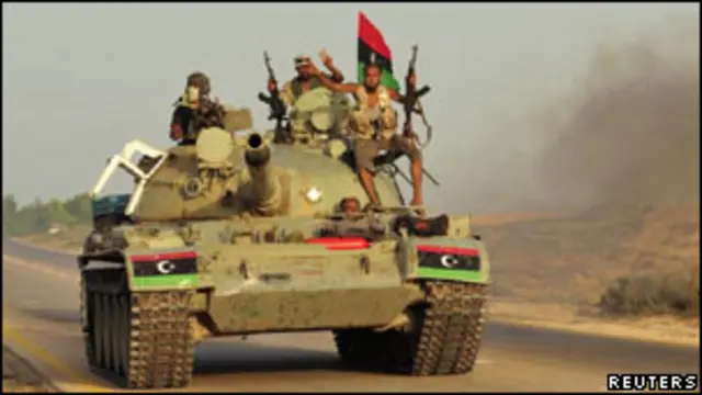 Xe tăng quân tân Chính phủ tiến vào bên trong thành phố Sirte