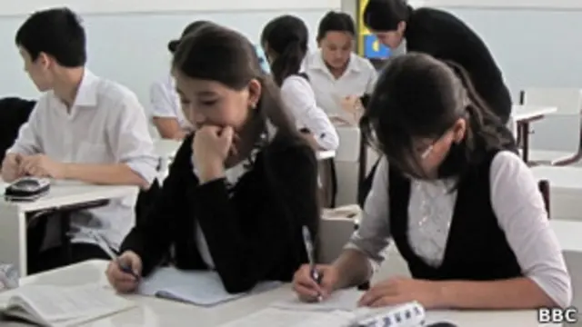 В школах предпочитают видеть учеников в форме "черный низ, белый верх", а не в религиозной одежде.